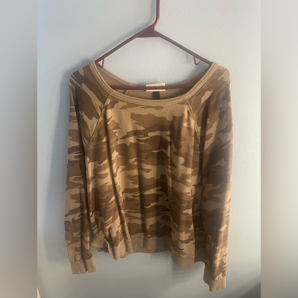 Universal threads camo pullover